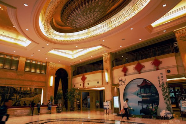 来重庆，体验正宗樟子松桑拿板，养生又舒适！